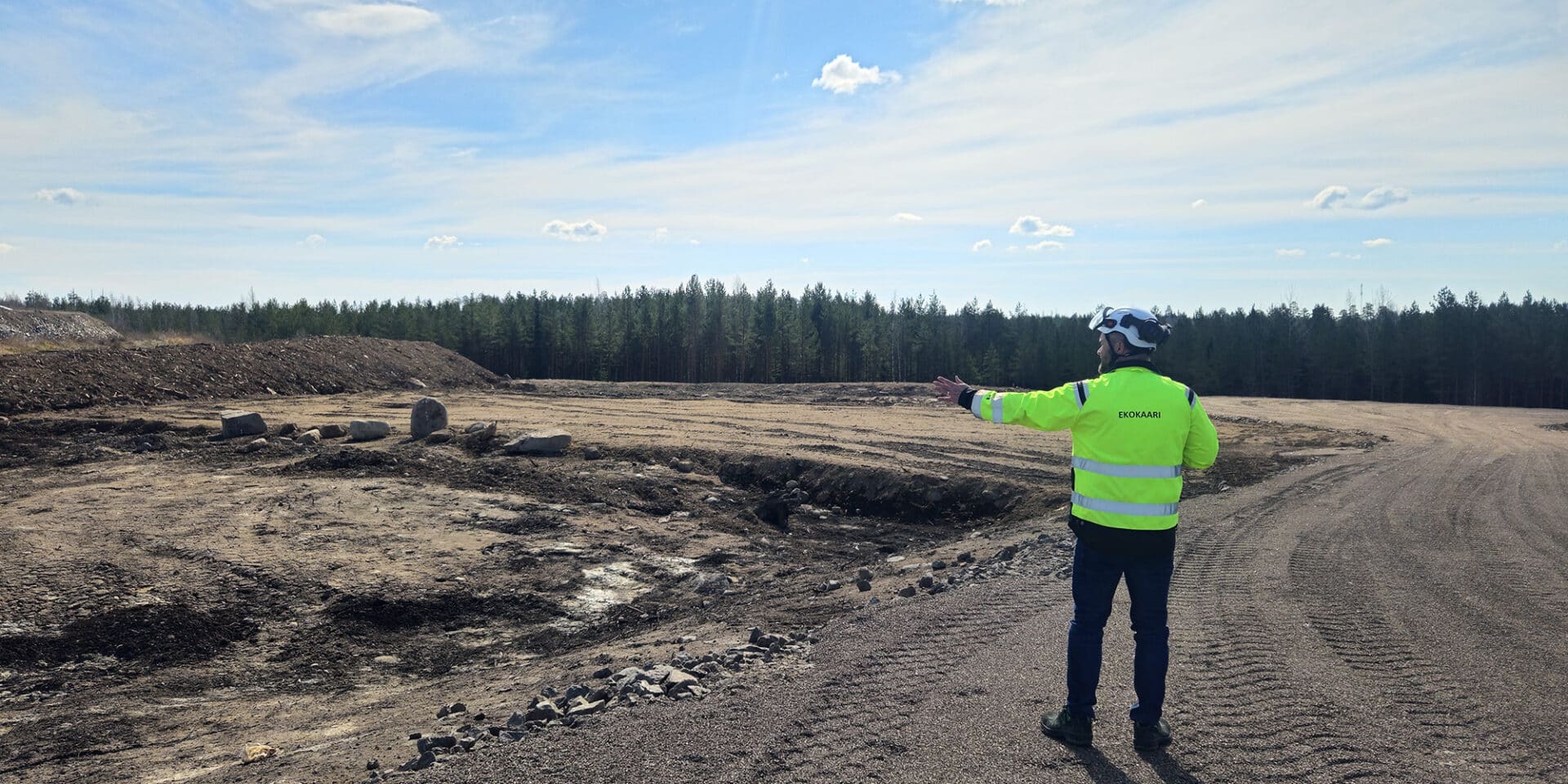 Ekokaaren toimitusjohtaja Aki Koivula esittelee maa-ainespankkialuetta